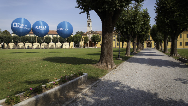 Villa Castelbarco, foto esterno con palloni e loghi