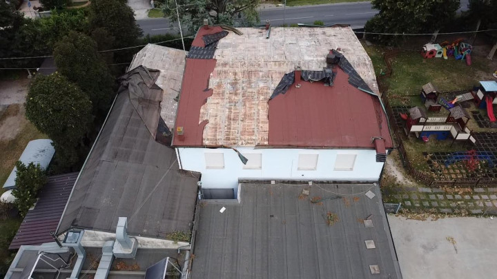 Foto danni tetto Scuola paritaria parrocchiale per l’infanzia “Don Evaristo Venturini”