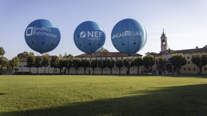 GP - NEF - Bancassicura, foto palloni con loghi all'esterno della villa