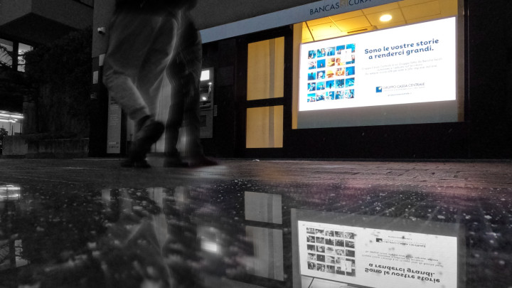 Foto di Leonardo Foti: schermo riflesso su pavimento