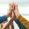 persone che uniscono le mani insieme